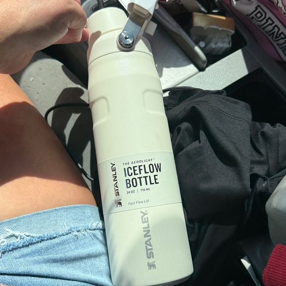 24oz Stanley Iceflow Bottle in cream glimmer color with fast flow lid - Picture 1 of 3